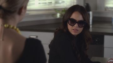 Gafas de sol de Mona Vanderwaal (Janel Parrish) en Pretty Little Liars S06E05