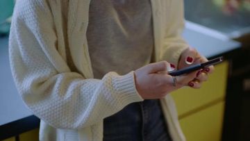 The white waistcoat of Manon (Marilyn Lima) in Skam France S02E09