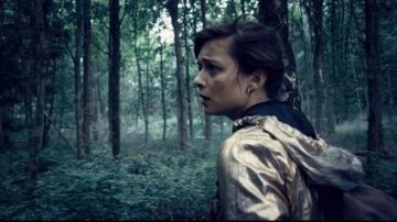 La veste imperméable doré de Beatrice (Angela Bundalovic) dans la série The Rain S01E03