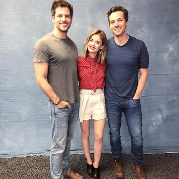 La camisa de lunares de Lucy Hale en su convención en París