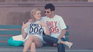 La camiseta "Only Dog Forgives" de Adrien Gallo en su videoclip "Crocodile"