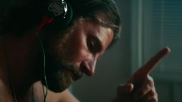 Audio Casque utilisé par Jackson Maine (Bradley Cooper), comme on le voit dans Une Étoile est Née