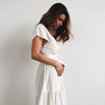 The maternity dress white Marilou of TroisFoisParJours on his account Instagram