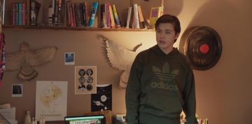 La sudadera con capucha Adidas usada por Simon Spier (Nick Robinson) como se ve en From Love, Simon