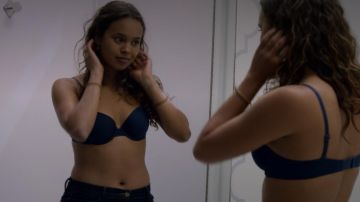 The earrings from Jessica Davis (Alisha Boe) in 13 Reasons Why S02E07