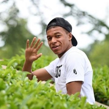 The Nike t-shirt white Kylian Mbappé at Clairefontaine on June 5, 2018