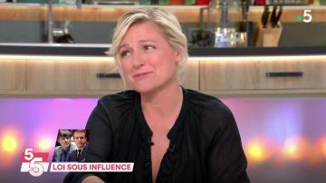 La blouse noire portée par Anne-Elisabeth Lemoine dans C à vous du 1er juin 2018
