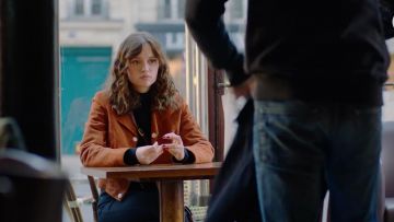 The brown jacket by Manon Demissy (Marilyn Lima) in Skam France