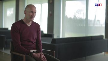 La montre de Zinédine Zidane dans le documentaire 98 - Secrets d'une victoire
