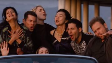 The necklace in the form of a string of Sun Bak (Bae Doona) in the final episode of Sense8 S02E12