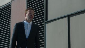 The shirt blue striped Sherlock Holmes (Jonny Lee Miller) in Elementary S05E01