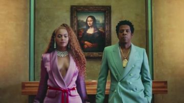 The jacket suit purple from Beyoncé in the clip APES**IT The Fan
