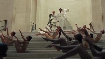 The white dress scupturale from Beyoncé in the clip APES**T of The Housings