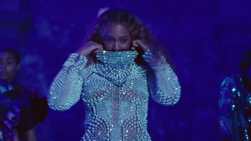 The bandana with beads from Beyoncé in the clip APES**T of The Housings