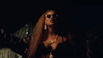 The sunglasses of Beyoncé in front of the pyramid of the Louvre in the movie clip APES**T of The Housings