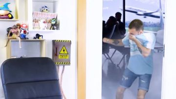 Le Tee-Shirt Bleu ciel de Squeezie porté dans sa vidéo : « Les avions nous empoisonnent-ils? »