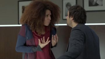The sweatshirt / hooded vest two-tone (burgundy and blue) in Sofia Leprince (Stéfi Celma) in Ten per cent S01E03