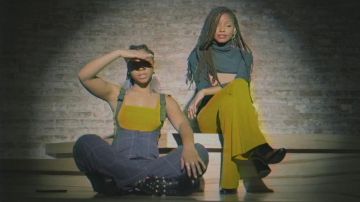La salopette grise à carreaux de Chloe Bailey dans le clip The kids are alright de Chloe X Halle