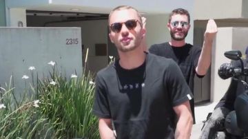 Le t-shirt noir de Squeezie dans sa vi­déo "On roule en Har­ley Da­vid­son" (Vlog Los An­geles 1)