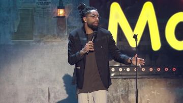 La veste noire portée par Fary lors de son show au festival Montreux Comedy