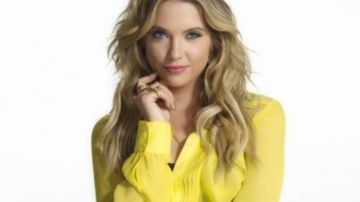 Blusa amarilla de Hanna Marin (Ashley Benson) para una foto promocional de la temporada 3 de Pretty Little Liars