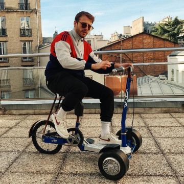 The tracksuit jacket tricolor worn by Maxenss on a post-Instagram