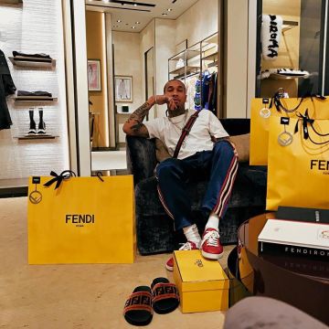 The sandals Fendi of Tyga on his account Instagram