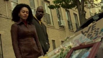 Veste en cuir marron porté par Mercedes Chevalier aka Misty (Simone Missick) comme on le voit dans Marvel Les Défenseurs S01E01