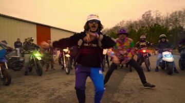 Le pantalon de survêtement PSG / Olympique de Marseille porté par Alonzo dans son clip Le son qui fait plaiz