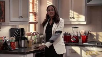 La veste blanche de Stephanie Turner-Phillips  (Tia Mowry-Hardrict) dans Instant Mom
