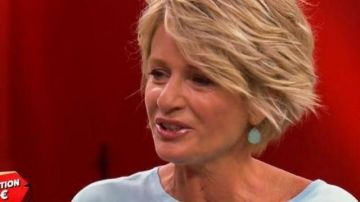 Les boucles d'o­reilles bleues de So­phie Da­vant dans Af­faire Conclue