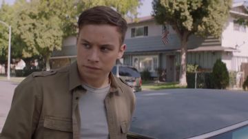 The shirt brown Joshua Cody aka "J" (James Frecheville) in Animal Kingdom S03E04