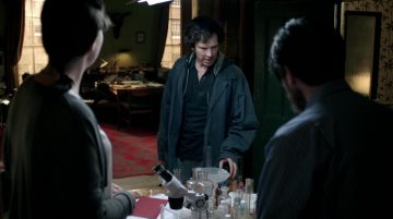 Chaqueta oscura usada por el detective Sherlock Holmes (Benedict Cumberbatch) como se ve en Sherlock S03E03