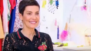 Le polo à dentelles noir porté par Cristina Cordula dans les reines du shopping diffusé le 02/07/2018