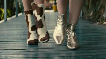 les bottes cuir motif vache vues dans le clip Thune d'Angèle