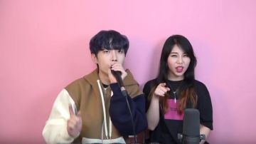 Le pull avec une manche noir et une manche blanche de Big Marvel dans sa cover (youtube) de BBoom BBoom de MOMOLAND