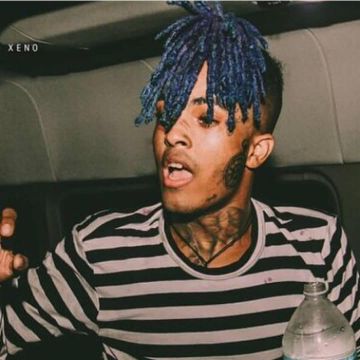 The t-shirt long sleeve stripes worn by XXXtentacion (photo Instagram)