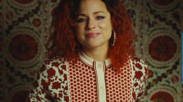 El cárdigan beige y rojo con flores de Fred Belair (Suzanne Clément) en Laurence de todos modos