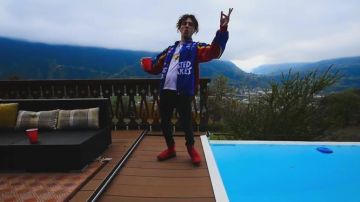 The sneakers of Foda C in the clip Dom Perignon Columbine