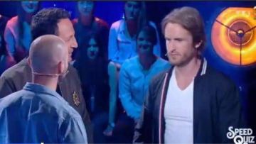 Le blouson bomber bleu marine de Phillipe Lacheau dans Vendredi tout est permis avec Arthur