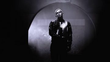 Le blouson argenté et brillant de Vald dans son video clip Gris