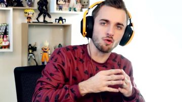 Le pull rouge imprimés "bonhommes" porté par Squeezie dans sa vidéo "Créons le meilleur parc d'at­trac­tion du monde"