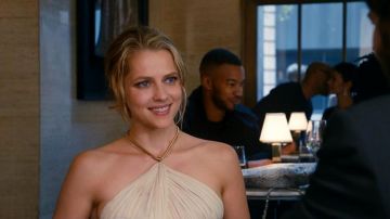 The dress or top beige fluid of Sarah (Teresa Palmer) in 2: 22