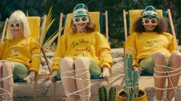 Les pulls jaunes slogan "shoot me", "La Thune" etc. d'Angèle dans son clip La thune