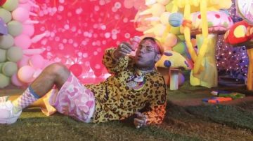 Le coupe-vent jaune motif leopard de 6ix9ine dans son video clip Fefe