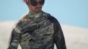 gris shirt porté par Ademo aka N. O. S comme on le voit dans l'Ammoniaque clip vidéo de la PNL