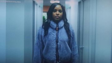 Chaqueta azul borrosa usada por Colandrea Conners / Coco (Antoinette Robertson) como se ve en Dear White People S02E04