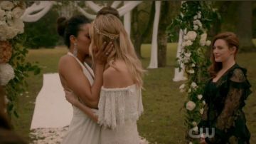 Vestido negro usado por Hope Mikaelson (Danielle Rose Russell) en la boda como se ve en The Originals S05E11
