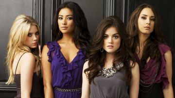 Vestido con volantes morados de Emily Fields (Shay Mitchell) en una foto promocional de Pretty Little Liars