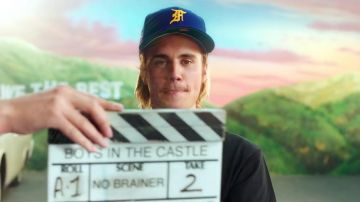 Bleu New Era cap porté par Justin Bieber dans la vidéo de musique "no brainer"